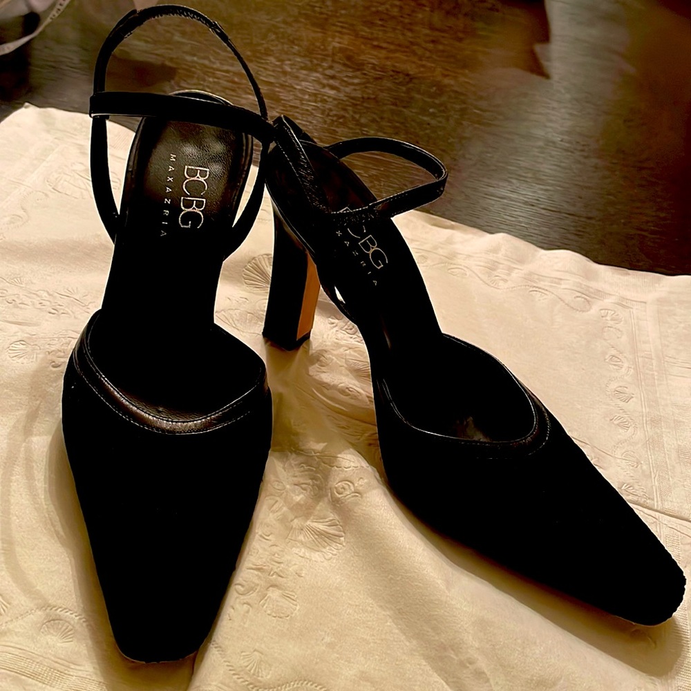 BC BG MAX AZRIA  black sandals.